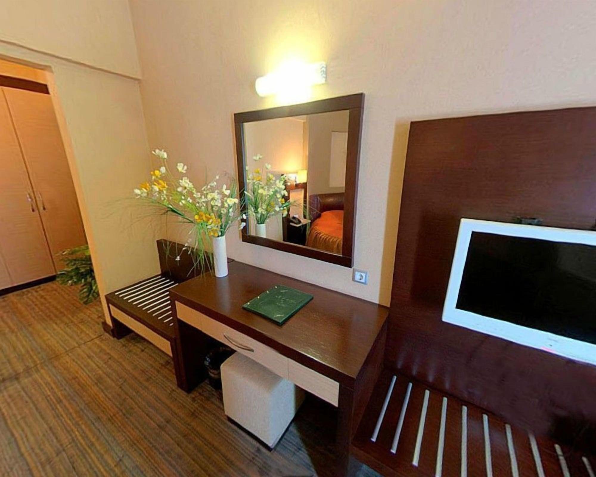 Otel Mom 4*