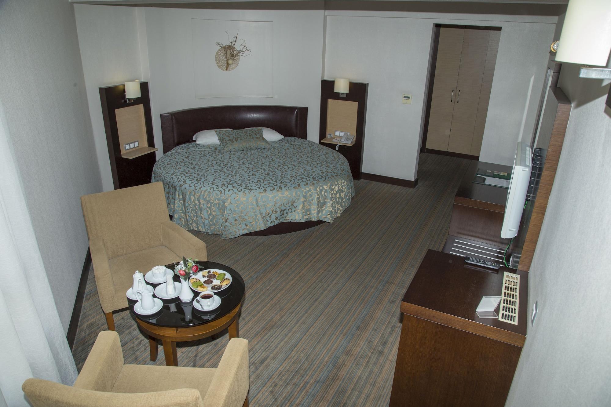 Otel Mom 4*