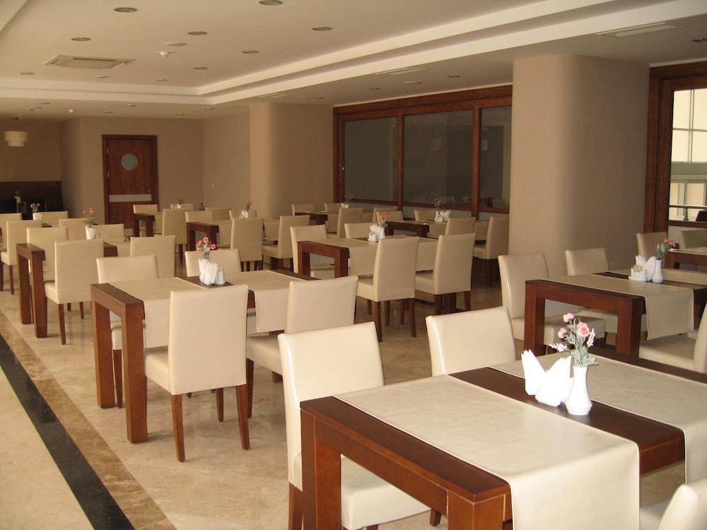 Mom Otel İzmir